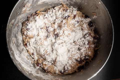 Christstollen Teig mit Mehl