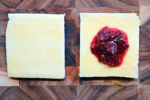French Toast beim Füllen mit Marmelade
