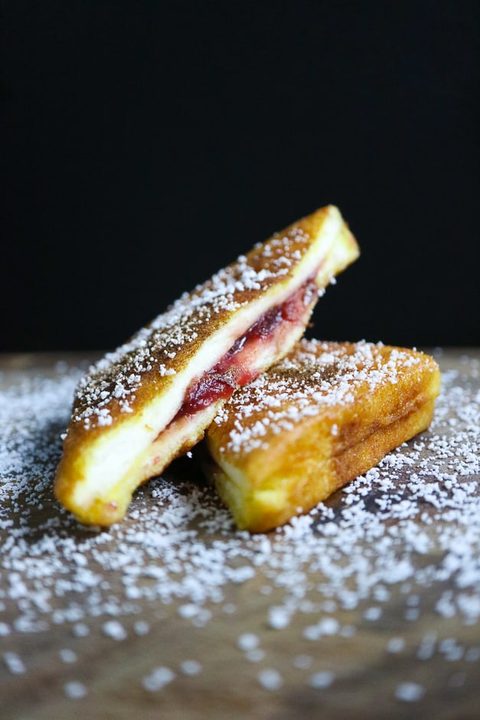 French Toast auf Holzbrett angerichtet