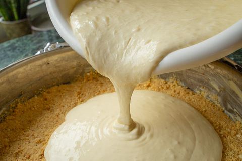 Kuchenfüllung eingießen