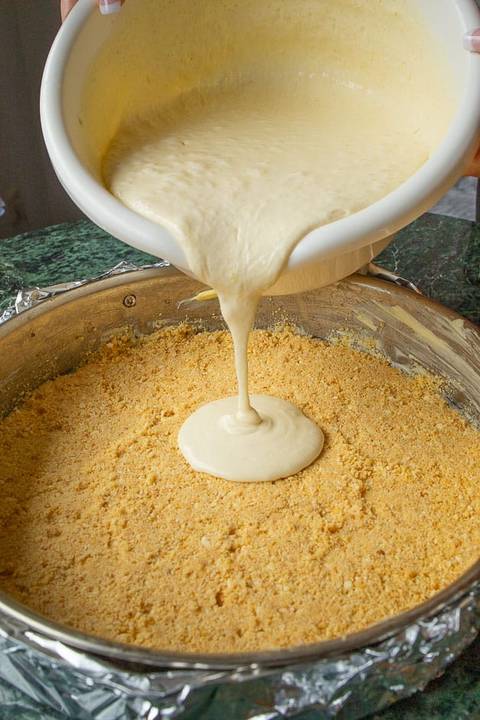 Frischkäse-Füllung in die Form gießen