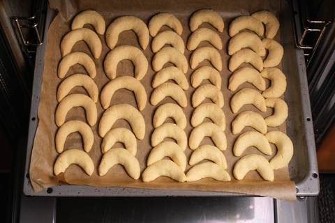 Gebackene Vanillekipferl aus dem Ofen
