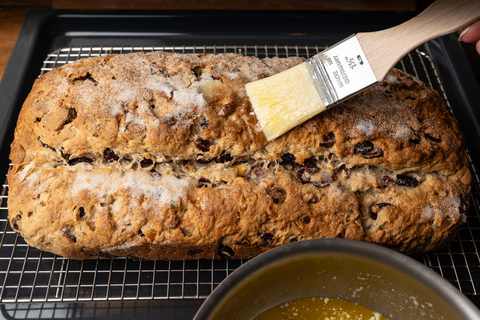 Stollen noch heiß mit Butter bestreichen