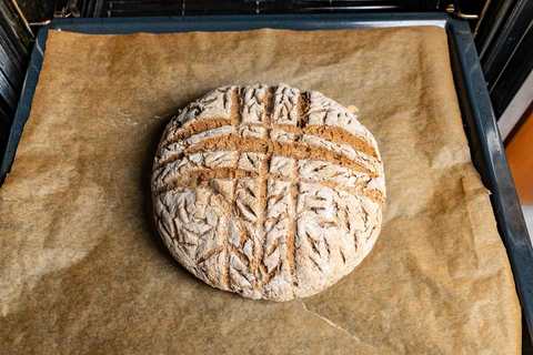 gebackenes Bauernbrot frisch aus dem Ofen