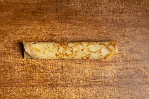 Gefüllter Pfannkuchen gerollt