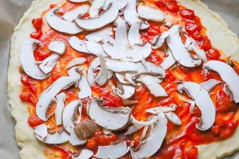 Pizza mit Champignonscheiben