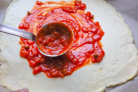 Mit tomatensoße bestreichen