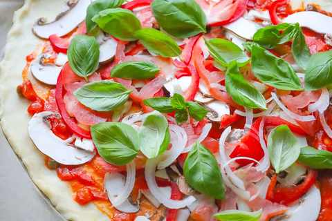 Pizza mit Gemüse belegen