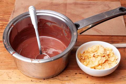 Geschmolzene Schokolade und Cornflakes
