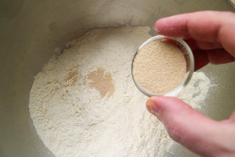 Mehl und Germ für Krapfen-Hefeteig