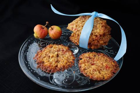 Haferkekse auf Glasteller
