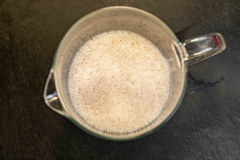 Hefewasser mit Blasen in einem Glasbehälter