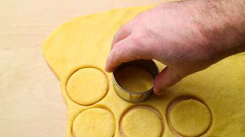 Hefeteig für Krapfen beim Ausstechen