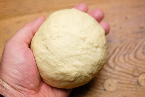 Hefeteig für Pizza zur Kugel geformt