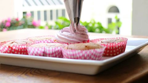Heidelbeeren Cupcakes dekorieren
