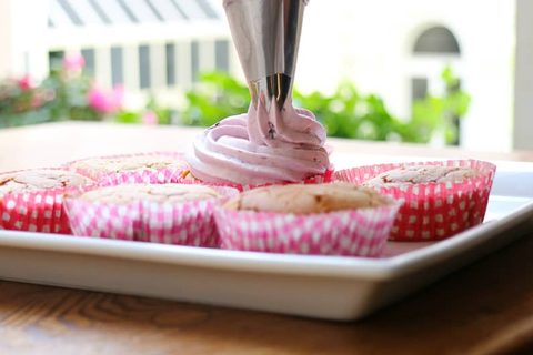 Heidelbeeren Cupcakes dekorieren