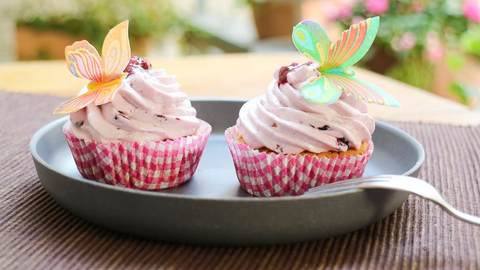 Blaubeer Cupcakes servieren