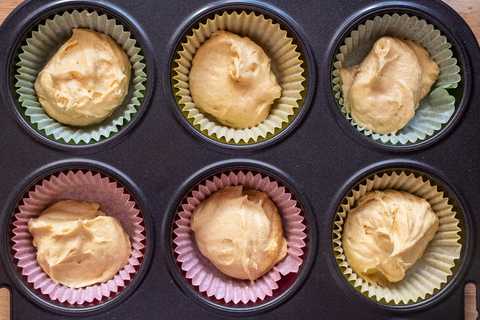 Hellen kuchenteig in Muffin formen geben