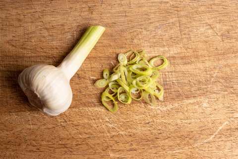 Junger Knoblauch geschnitten für Pizza
