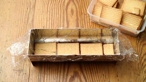 Butterkekse in die Schokoladenmasse legen