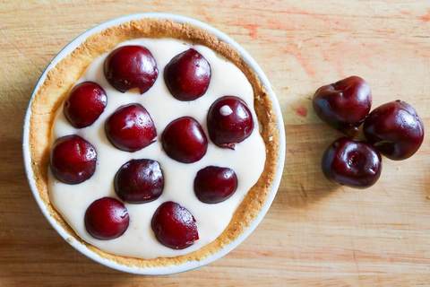 Vorbereiteter Kirschkuchen vor dem Backen