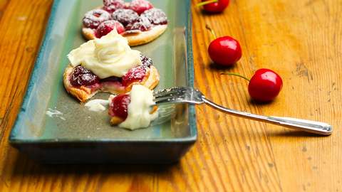 Kirschkuchen mit Topping lecker angerichtet