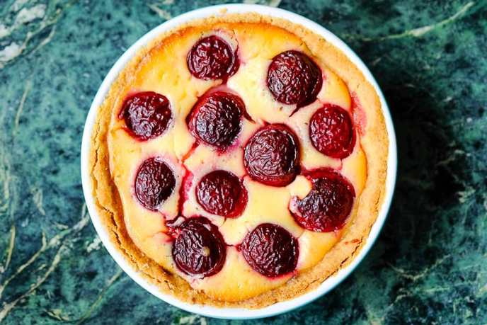 Kirschkuchen mit Kirschen in cremigem Guss