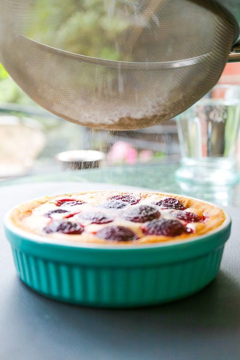 Kirschkuchen mit Puderzucker bestreuen