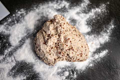 Körnerbrotteig kneten