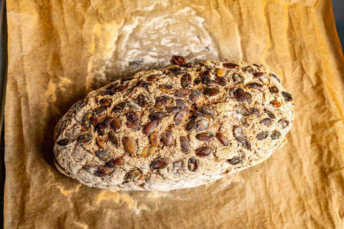 Frisch gebackenes Körnerbrot