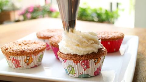 Kokos Cupcakes mit Creme, Topping dekorieren