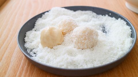 Kokoskugeln in Kokosflocken