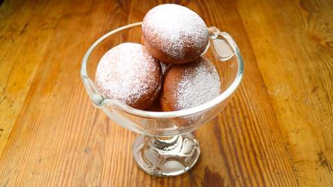Krapfen servieren