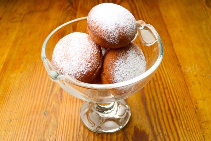 Krapfen, Berliner, Berliner Pfannkuchen angerichtet in einer Glasschale