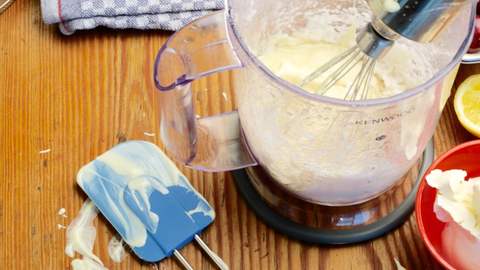 Schokolade zur Schokoladencreme geben und Verrühren