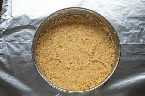 Kuchenform in alufolie einpacken