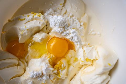 Eier zur Kuchenfüllung geben