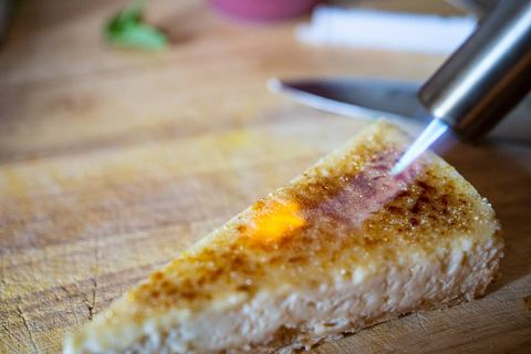 Kuchenstücke mit Zucker karamellisieren