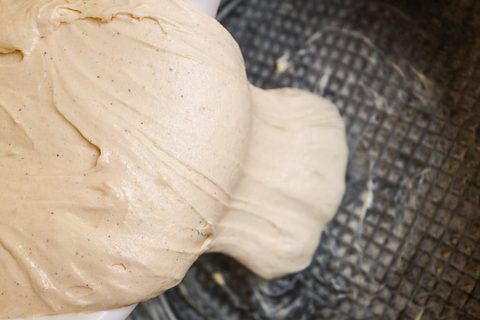 Kuchenteig in die Form füllen