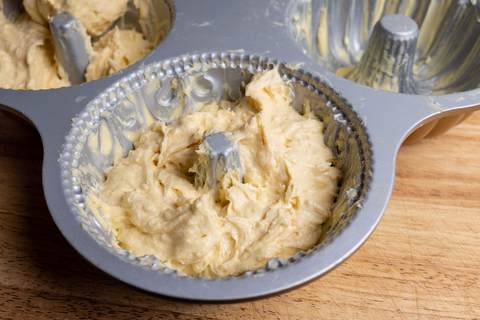Kuchenteig für Zitronenkuchen einfüllen