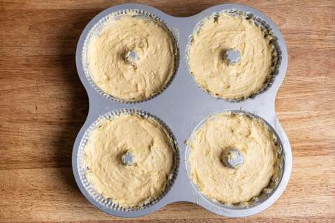 Kuchenteig in Form gefüllt