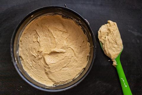 Kuchenteig in die Kuchenform geben