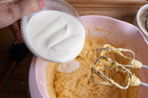 Kuchenteig Joghurt zugeben