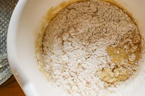 Kuchenteig mit Mehl
