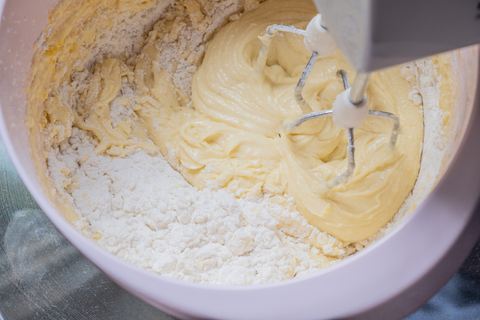 Kuchen Teig mit Mehl verrühren