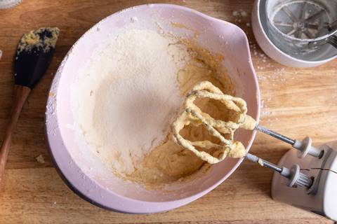 Kuchenteig restliches Mehl zugeben