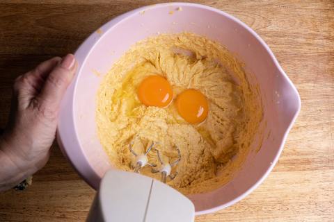 Kuchenteig beim Zugeben der Eier