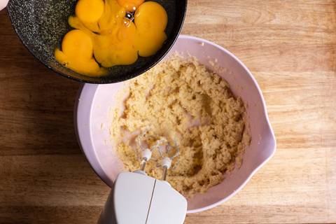 Kuchenteig rühren Eier zugeben