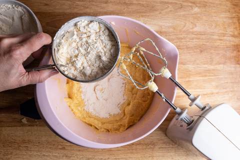 Kuchenteig rühren Mehl zugeben