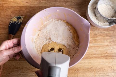 Kuchenteig rühren, Mehl beim Einrühren